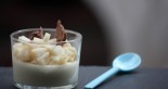 Mousse au chocolat blanc, petits dés de poires et croustillant au praliné