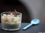 Mousse au chocolat blanc, petits dés de poires et croustillant au praliné
