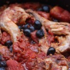 Gigolettes de lapin aux tomates et aux olives noires