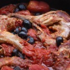 Lapin aux tomates et aux olives noires ©Anne Lataillade