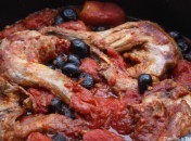 Lapin aux tomates et aux olives noires
