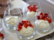 Mousse au chocolat blanc et dés de fraises Mousse au chocolat blanc et dés de fraises