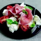 Salade tomates mozzarella jambon de Parme