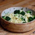 Spaghettis aux brocolis, à l'ail et au Parmesan
