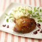 Suprême de poulet laqué au Floc de Gascogne rouge en aigre-doux, écrasée de pommes de terre