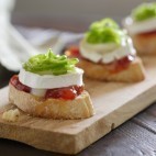 Toasts de chèvre et poivron vert confits à la marmelade de tomate
