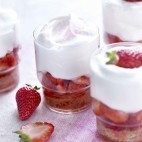 Verrines de fraises et chantilly au chocolat blanc
