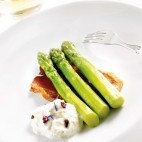 Asperges vertes sur lard croustillant et chantilly de Reblochon