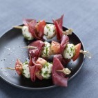 Brochette de viande des Grisons, tomates séchées et mozzarella