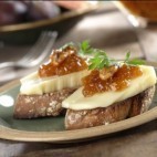 Bruschetta de confitures de figues, noix et fromage