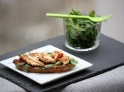 Bruschetta de poulet mariné à la Méditerranéenne ©Anne Lataillade - Papilles et Pupilles Bruschetta de poulet mariné, tomates confites et Parmesan