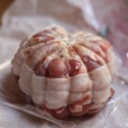 Melon d'agneau cru assaisonné