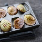 Mini madeleines au pesto et à la Viande des Grisons ©Aoste