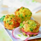Muffins aux petits pois, oignons frais et curry ©St Hubert
