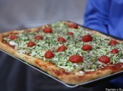 Pizza cuite Pizza aux courgettes râpées, mozzarella et tomates cerises