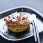 Polenta grillée aux olives noires, jambon cru, saltimbocca de veau ©Aoste