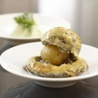 Bonnottes de Noirmoutier en croûte de fleur de sel et algues, chantilly aux herbes