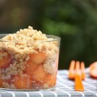 Crumble de melon aux noix et aux zestes de citron - © Anne Lataillade