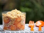 Crumble de melon aux noix et aux zestes de citron - © Anne Lataillade Crumble de melon aux noix et aux zestes de citron
