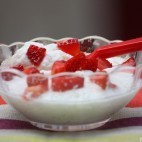 Mousse légère de yaourt aux fraises et citron vert ©Anne Lataillade
