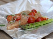 Papillotes de poulet aux tomates cerises et aux asperges de Jamie Oliver