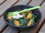 Salade de pêches au jambon, pousses d’épinards et noix de pécan