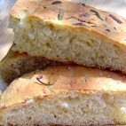 Focaccia au romarin et à la mozzarella
