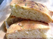 Focaccia au romarin et à la mozzarella