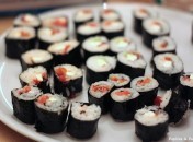 Makis au fromage de chèvre, tomates confites et zestes de citron vert