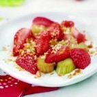 Poêlée de fraises et rhubarbe en chapelure de gingembre