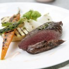 Steak de cheval (merlan) grillé aux petits légumes, crème d’ail rose