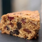 Tranche de cake au poivre et aux raisins secs