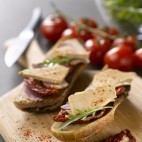 Tartine de foie gras, magret séché et tomates confites