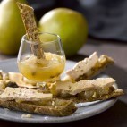 Tartines de foies gras aux poires et oignons roses