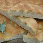 Focaccia à la sauge et à l'eau pétillante