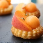 Tartelettes abricot melon, au miel et au romarin