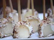 Sucettes de poires au fromage de chèvre et aux noisettes concassées