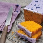 Gâteau aux carottes glaçage au sirop de violette