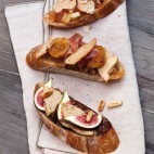 Toasts de foie gras à la confiture de mirabelles, figues et coings