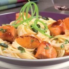 Cubes de filet de saumon et pâtes au potiron