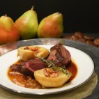 Pavés de biche, poires au lard fumé