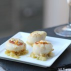 Noix de Saint Jacques, fondue de poireaux et sauce à l'orange