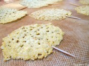 Sucettes-au-Parmesan Sucettes de Parmesan (ou tuiles au Parmesan)