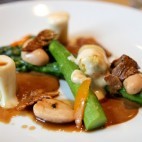 Asperges crêtes et rognons de coq