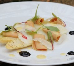 Asperges blanches, copeaux de foie gras et fraises vertes