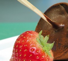 Fraises au chocolat façon sucettes ©Philippe Dufour - Interfel