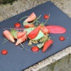 Assiette de Fraises, crème d'estragon et coulis de poivron rouge
