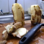Peler des pommes de terre ©aniel4lom CC BY-SA 2.0