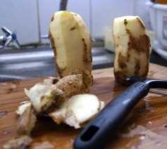 Peler des pommes de terre ©aniel4lom CC BY-SA 2.0