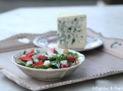 Salade de pousses d’épinards au Roquefort, fraises et poulet grillé